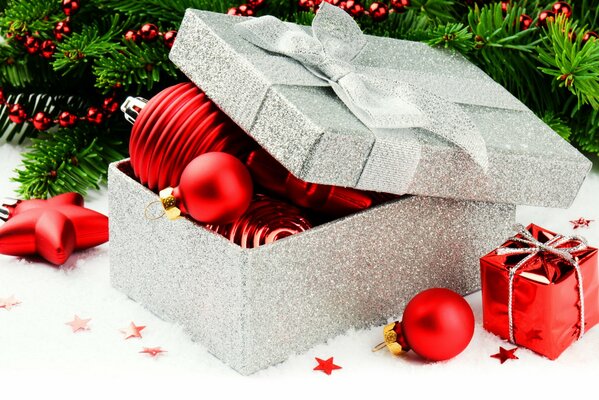 Roter Weihnachtsschmuck in silberner Geschenkbox