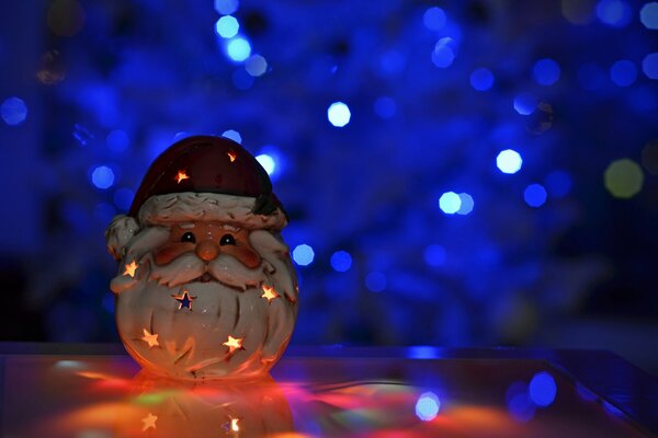 Vela en forma de papá Noel. Luces de Navidad