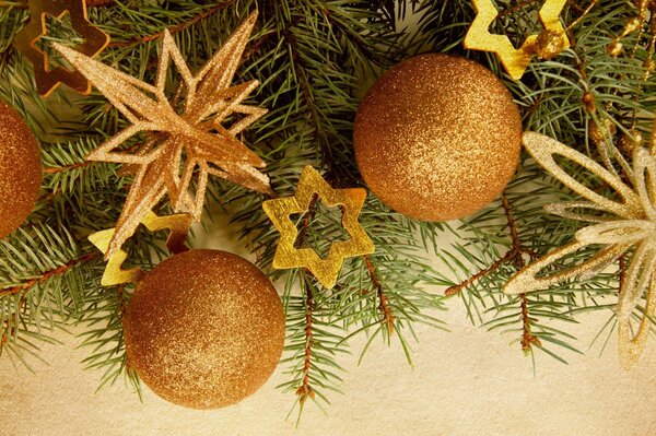 Goldene Christbaumkugeln und Sterne