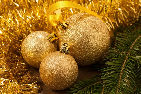 Neujahr goldene Kugeln am Weihnachtsbaum