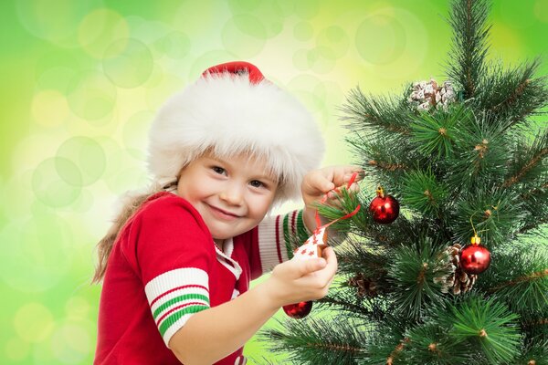 Ragazzo in piedi vicino all albero di Natale