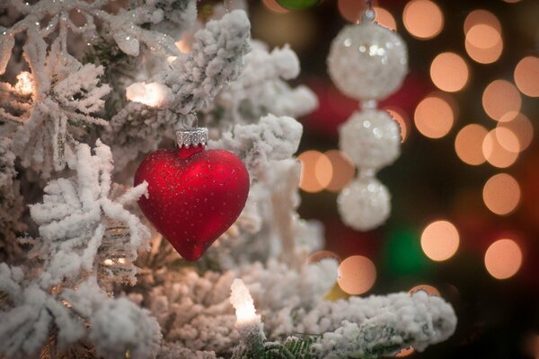 Corazón de juguete de Navidad. Guirnalda