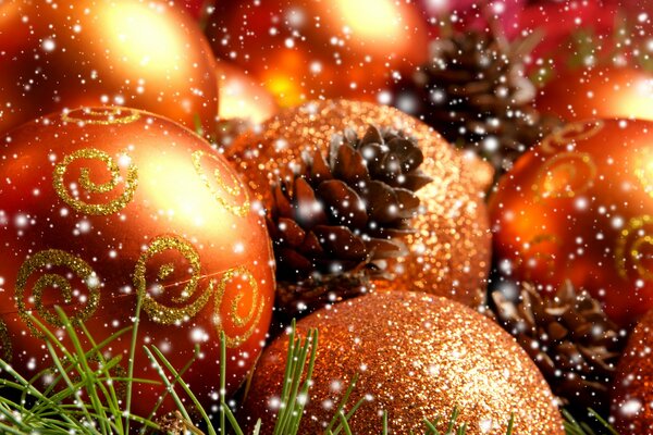 Boules de Noël brillantes rouges et pomme de pin