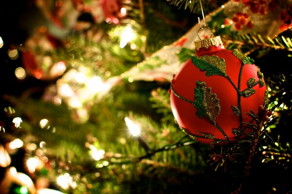 Rote Weihnachtskugel am Weihnachtsbaum und Girlande