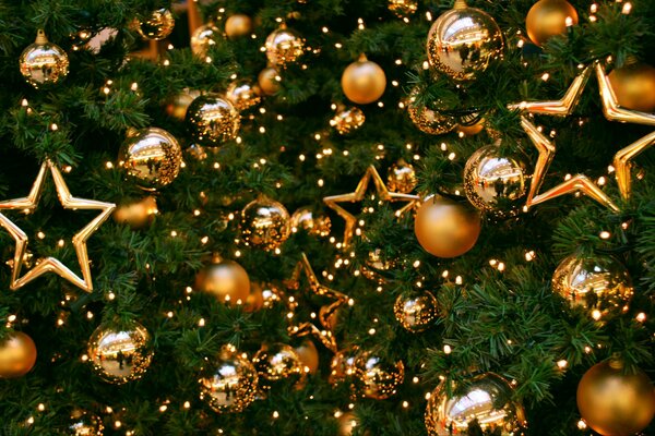 Juguetes de oro en el árbol de Navidad