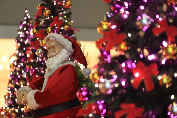 Le père Noël se précipite pour les cadeaux