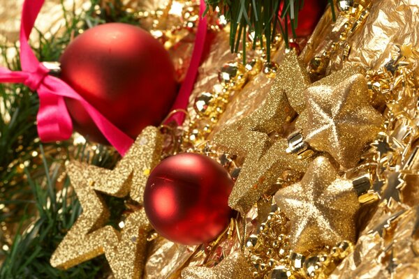 Goldene und rote Christbaumschmuck