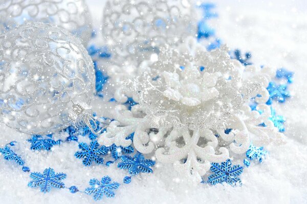 Weihnachten. blaue Schneeflocken, weißer Schnee