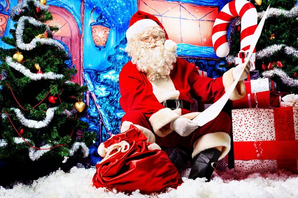 Papá Noel con regalos cerca del árbol de Navidad