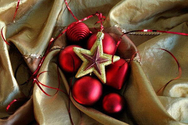 Weihnachtsschmuck auf goldenem Stoff