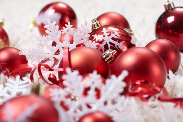 Rote Weihnachtskugeln und Schneeflocken