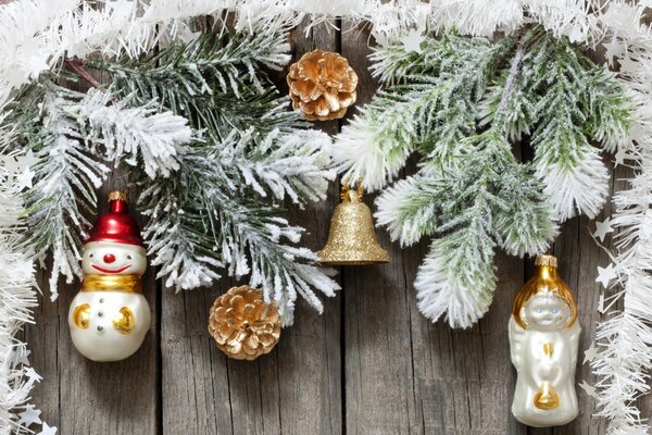 Décoration de Noël sur les branches de l arbre de Noël avec des jouets de Noël