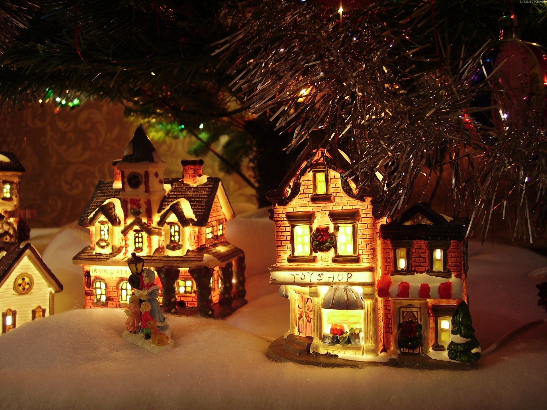 juguetes casas bajo el árbol de navidad decoración nieve bola de nieve guirnalda luces