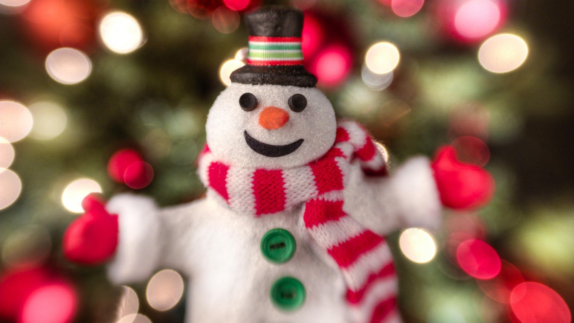 nouvel an vacances bonhomme de neige écharpe chapeau boutons tissu jouet sourire joie lumières