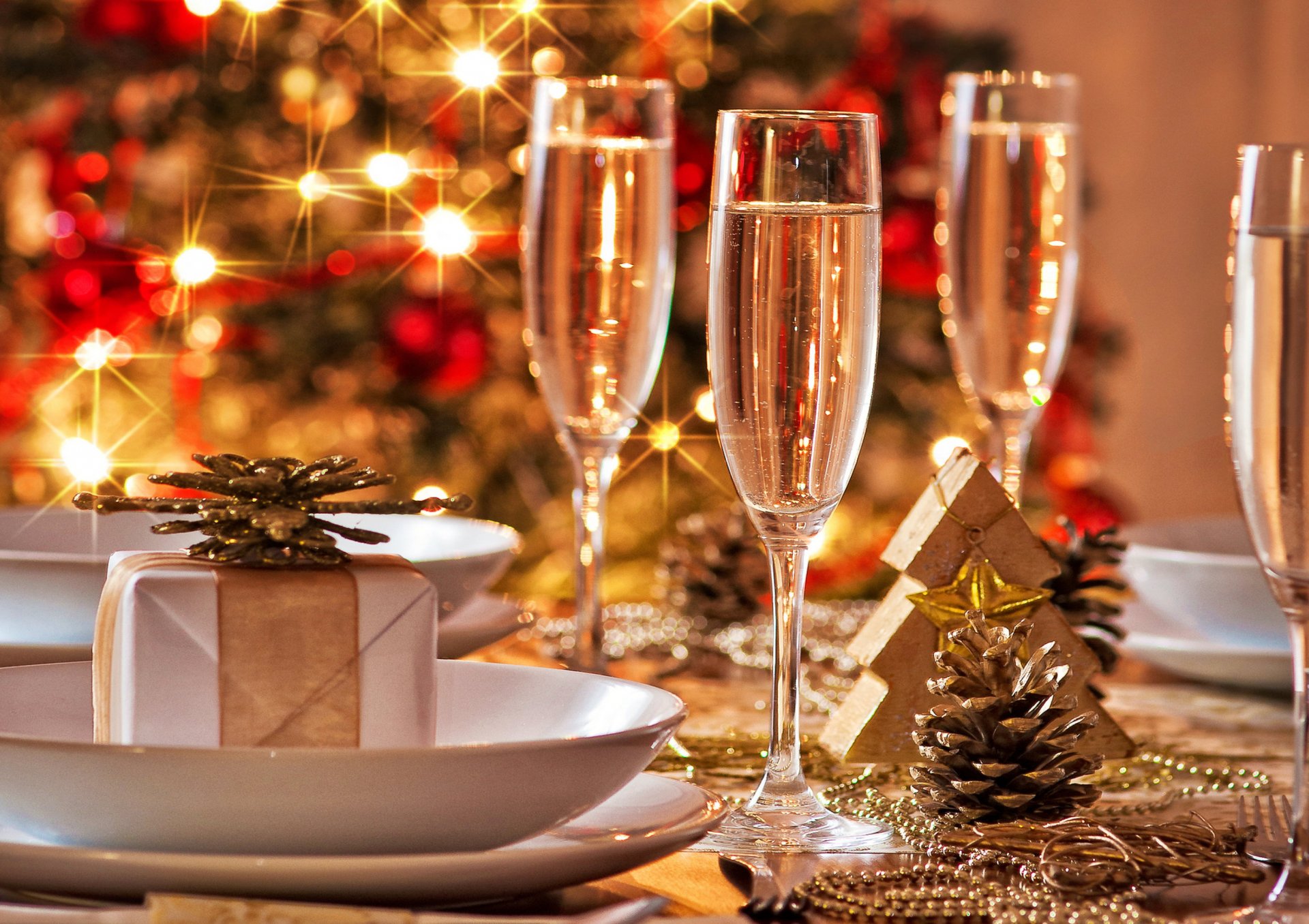 paillettes lumières de noël verres à vin champagne pomme de pin arbre de noël cadeau vacances