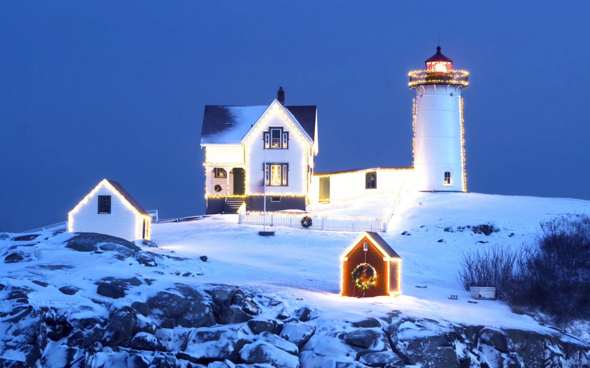 casa accogliente inverno neve faro ghirlanda natale