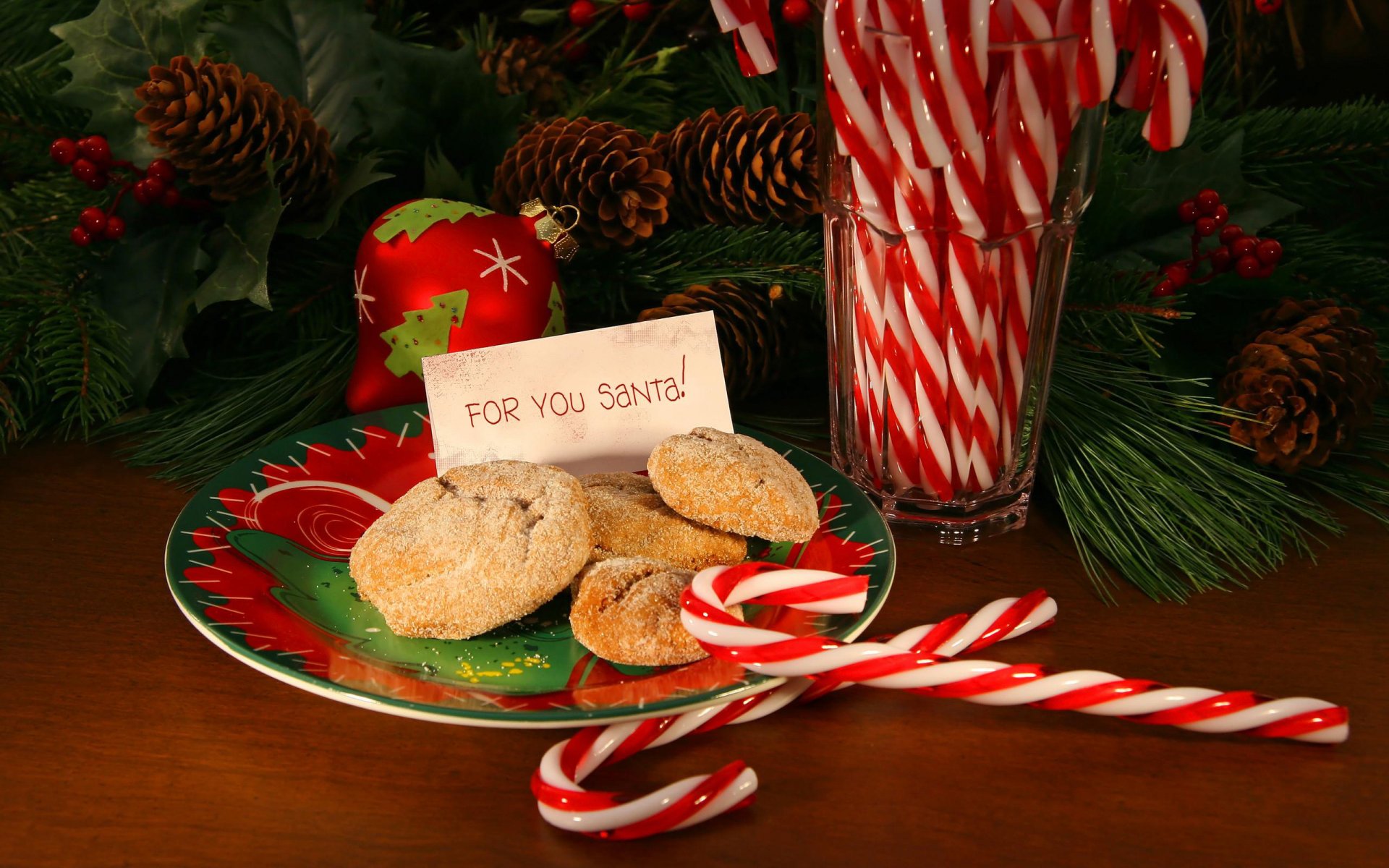 año nuevo vacaciones feliz año nuevo feliz navidad comida dulce galletas año nuevo juguetes conos árbol de navidad rama plato santa para ti santa