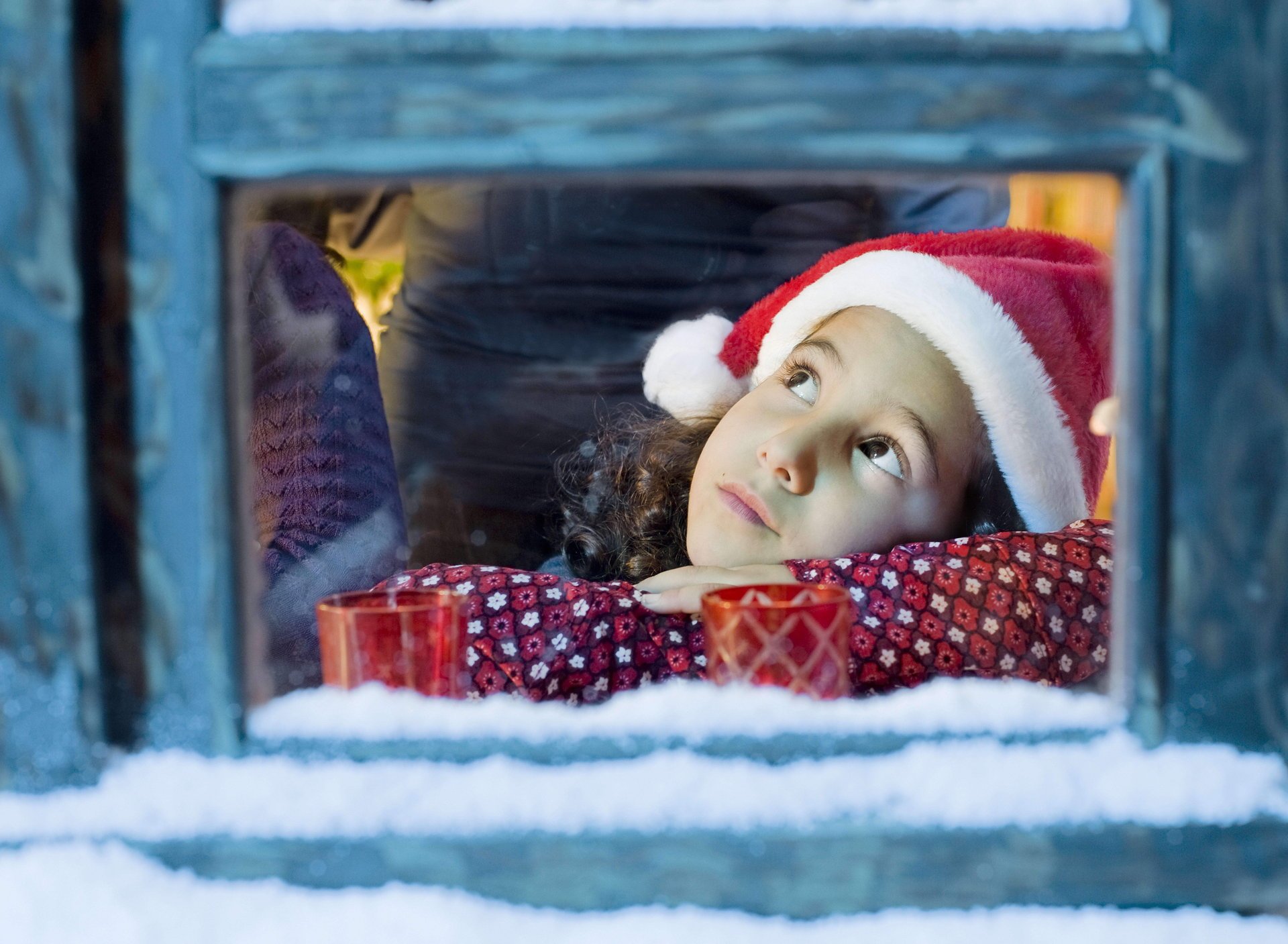 fenster schnee mädchen braunäugige nachdenklich warm gemütlichkeit