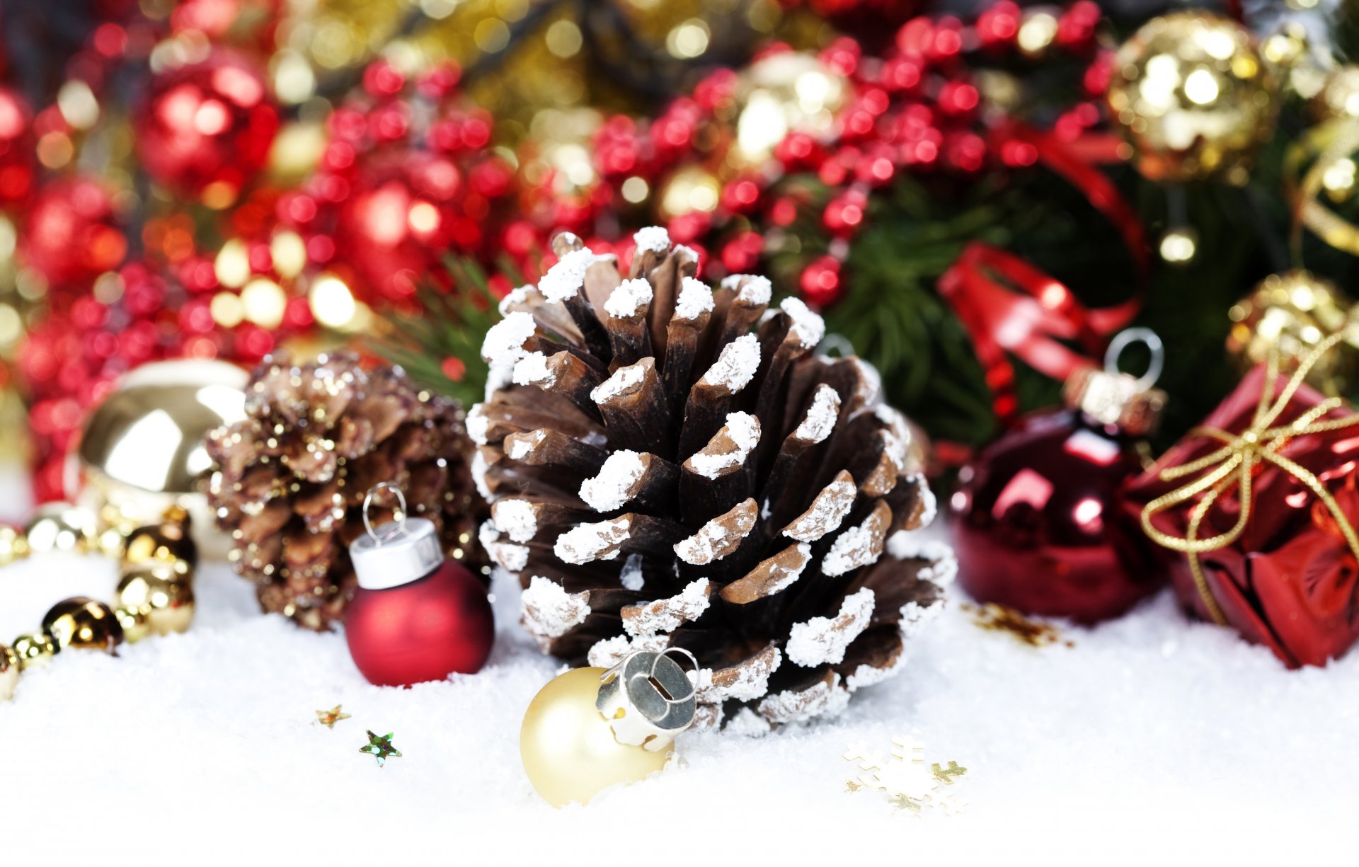 conos nieve bolas rojo oro juguetes árbol de navidad adornos año nuevo navidad vacaciones regalos