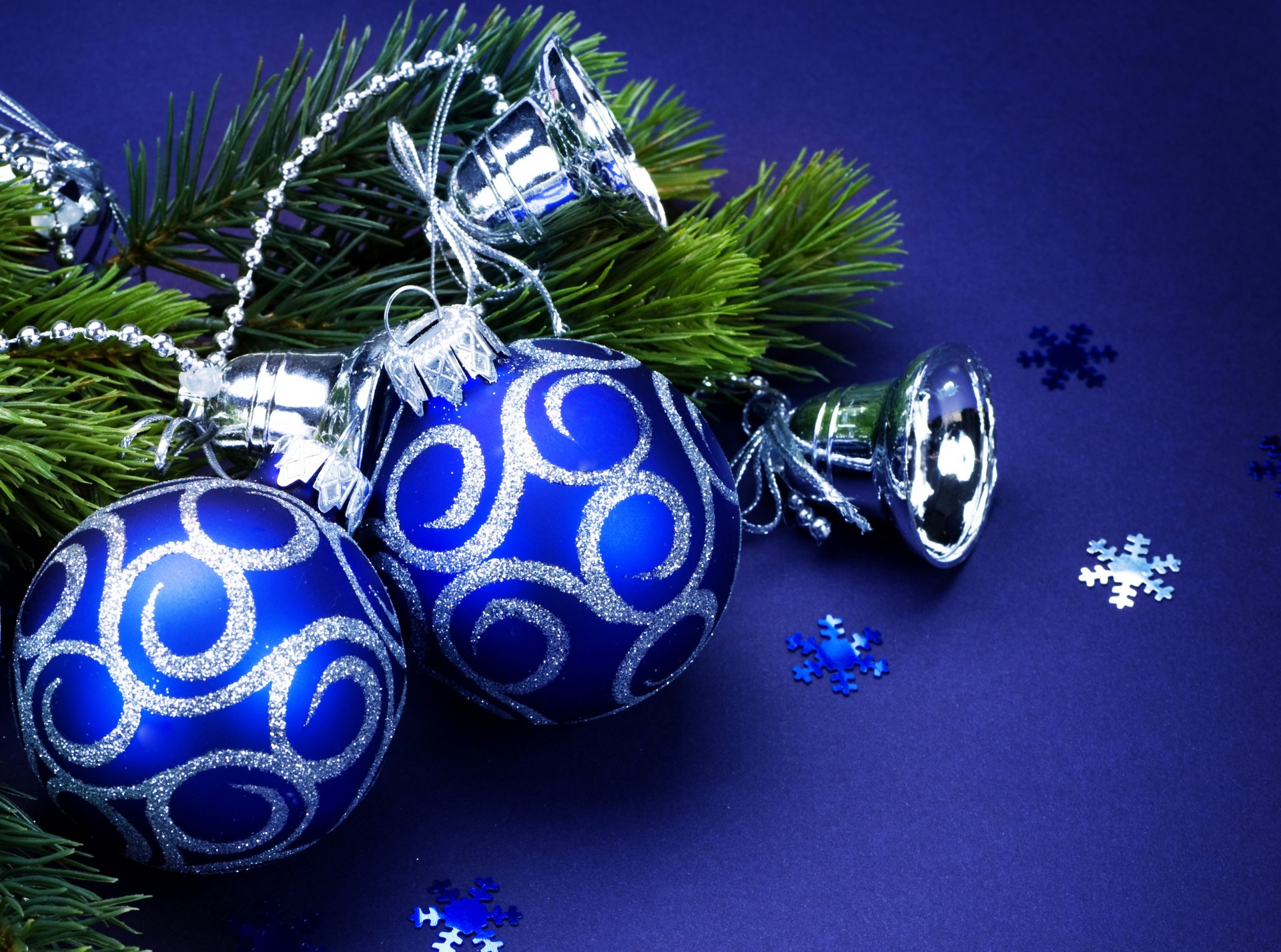 palle blu argento paillettes campane albero di natale ramo albero di natale giocattoli fiocchi di neve nuovo anno natale sfondo blu