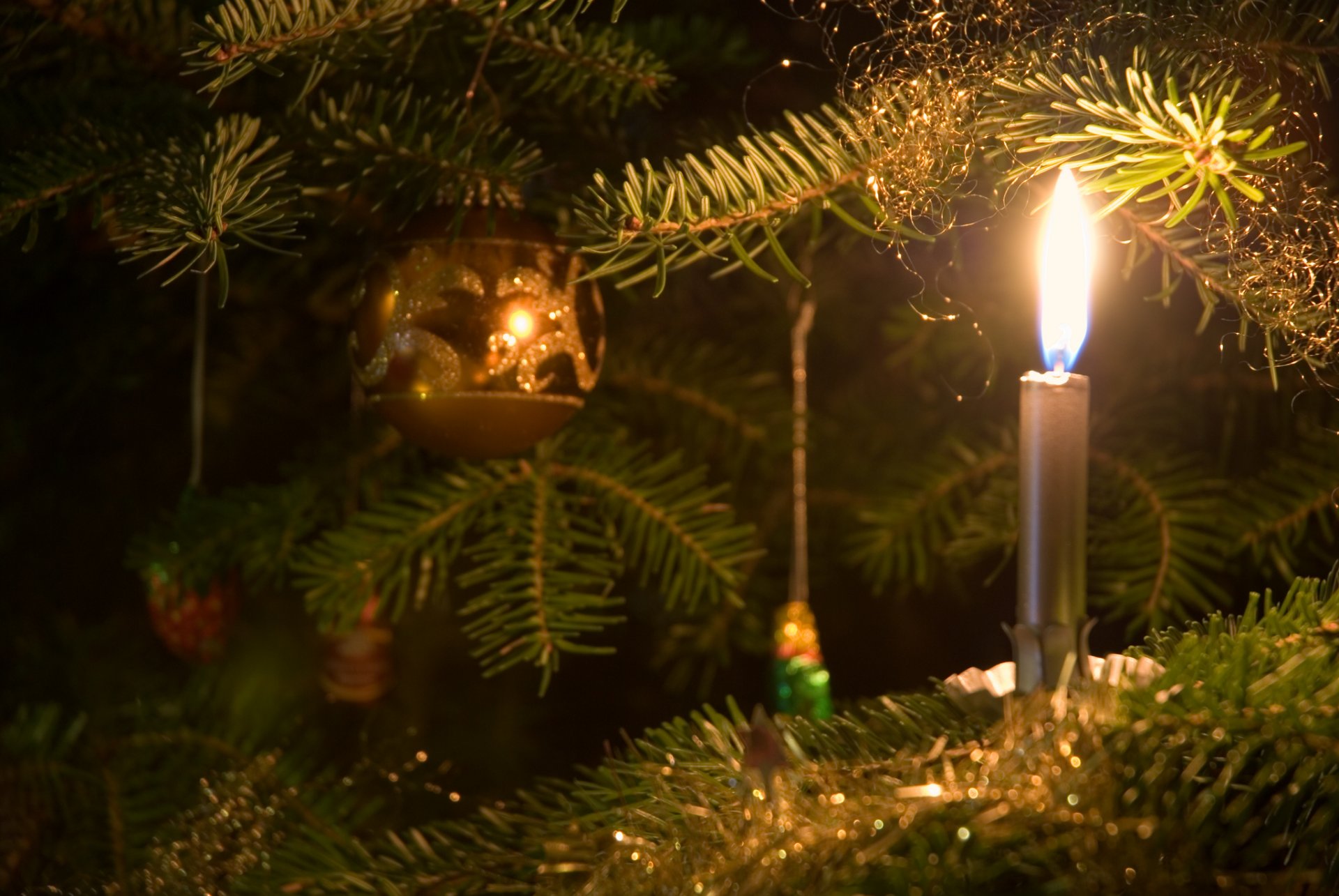 weihnachtsbaum kerze spielzeug gefährlich setzen kerze auf den weihnachtsbaum feuer warm neues jahr