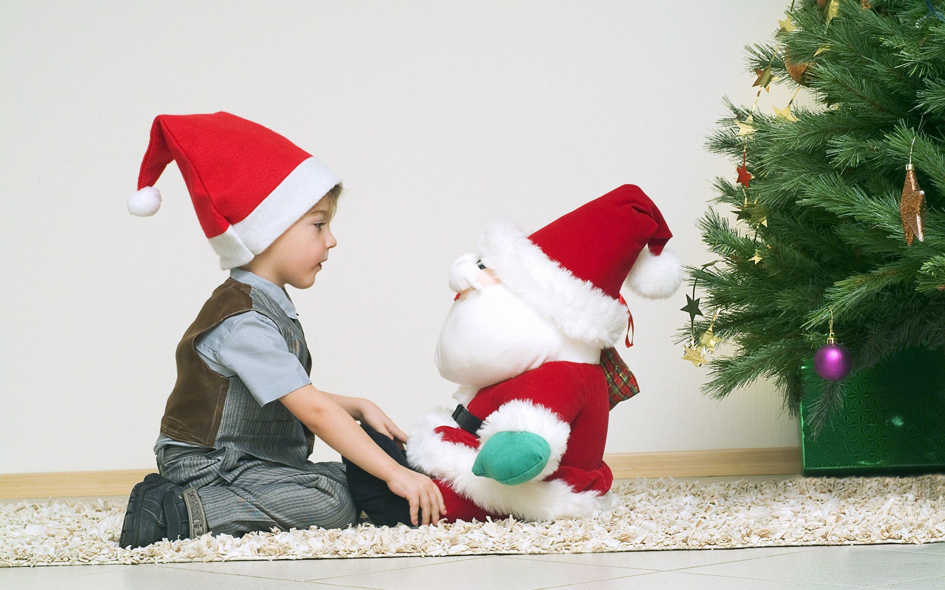 neues jahr urlaub freizeit kind junge weihnachtsmann weihnachtsbaum spielzeug