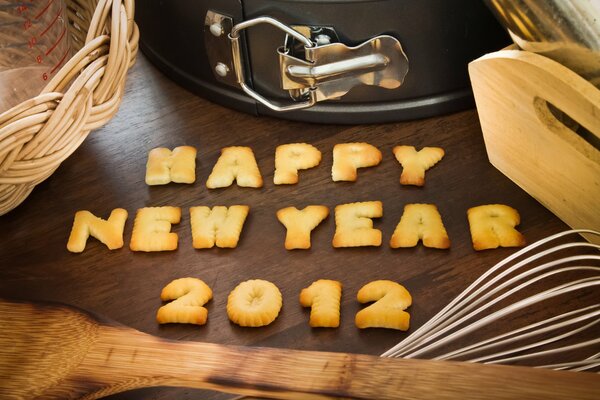 Auguri di buon anno disposti con biscotti