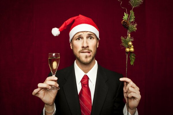 Giovane ragazzo in un cappello e con champagne