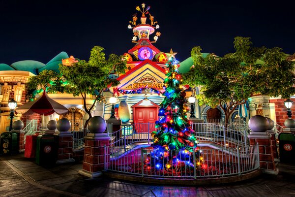 Arbre de Noël élégant dans les lumières à Disneyland