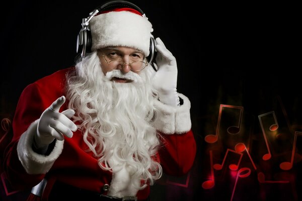 Papá Noel con auriculares escuchando música