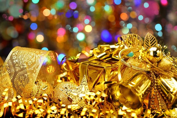 Goldene Glocken und Weihnachtsgeschenke