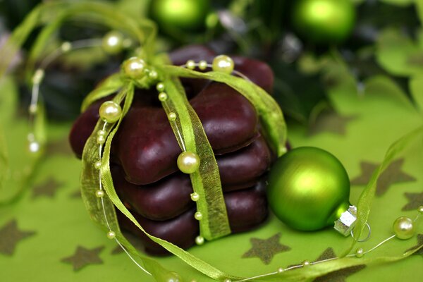 Galletas de año nuevo y decoraciones en verde