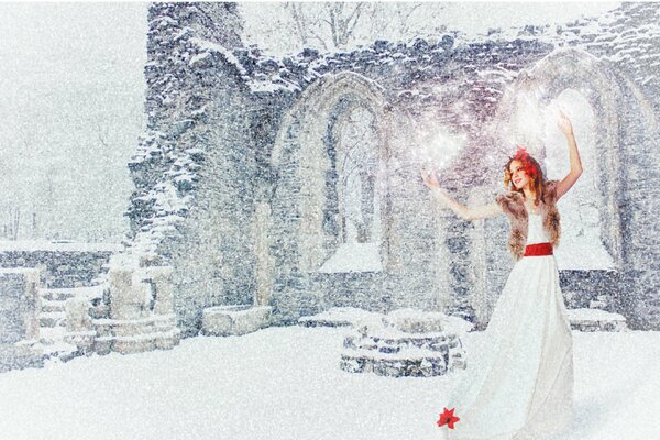 Fille en robe blanche avec ceinture rouge danse dans le nouvel an