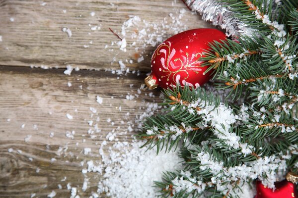 Weihnachtsschmuck im Kunstschnee