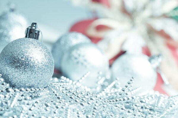 Juguetes de plata en el árbol de Navidad para el año nuevo