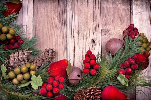 Décoration de Noël de cônes et de branches