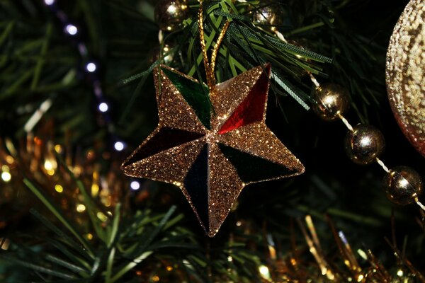 Juguete marrón del árbol de Navidad que cuelga en el árbol de Navidad