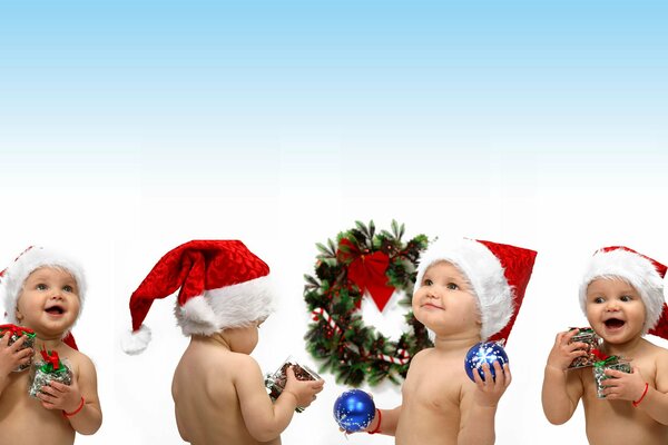 Petits enfants dans le chapeau de Noël