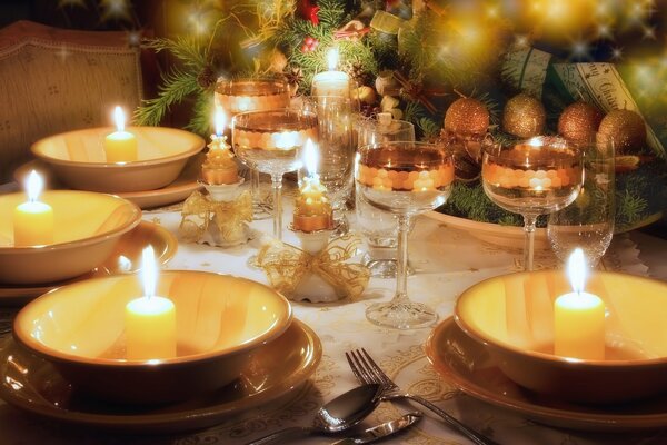 Table de service du nouvel an avec des verres et des bougies