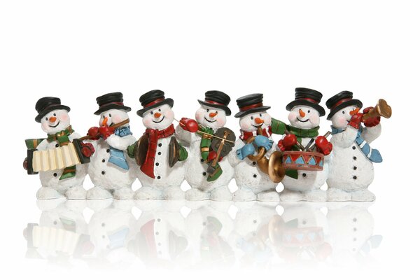 Muñecos de nieve con instrumentos musicales en Navidad