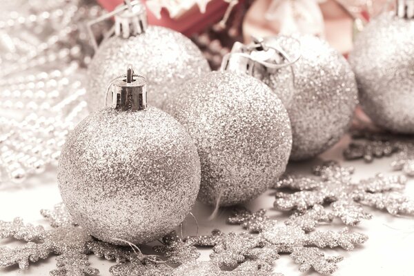 Literas de Navidad nevadas en el árbol de Navidad