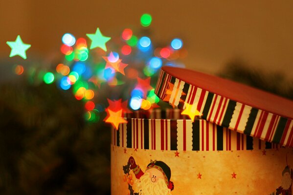 Caja de regalo de la que salen las estrellas