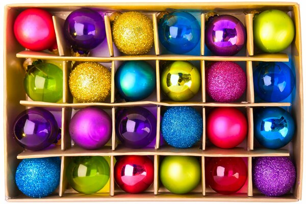 Juguetes coloridos para el árbol de Navidad en una Caja