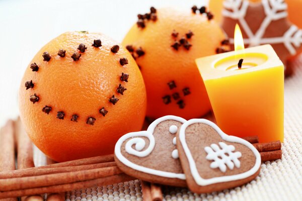 Pain d épice de Noël, oranges, cannelle et bougie allumée