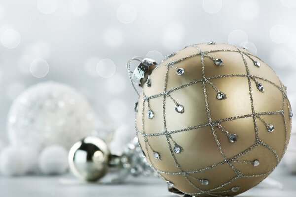 Boule de Noël dorée avec ornements