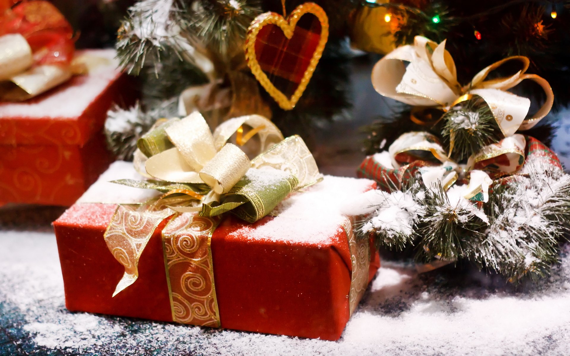 urlaub neues jahr geschenk rot box band bogen tanne weihnachtsbaum schnee herz