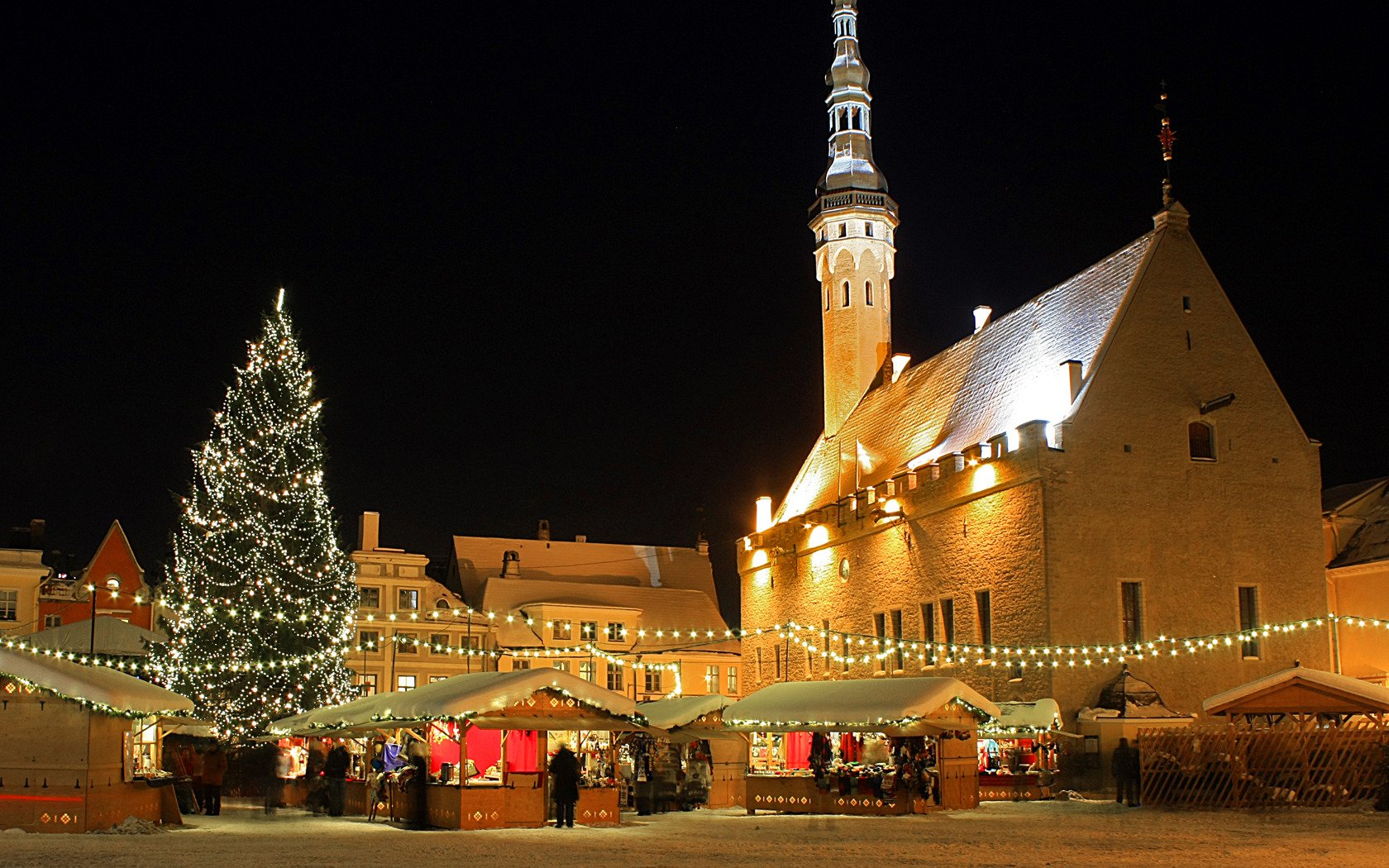 estonie tallinn arbre de noël noël bazar boutiques maison hôtel de ville lumières