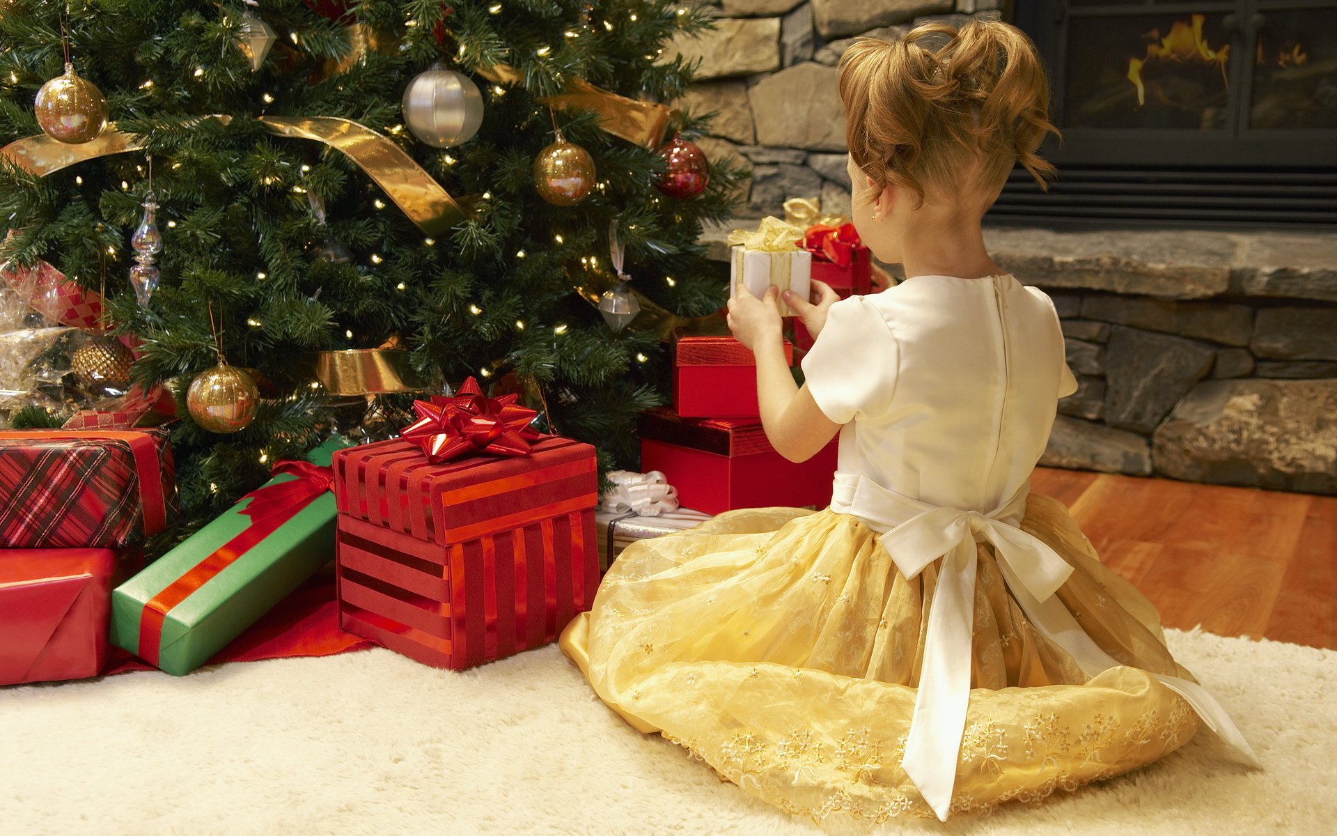 año nuevo vacaciones árbol de navidad juguetes de navidad regalos chimenea alfombra niña vestido niña