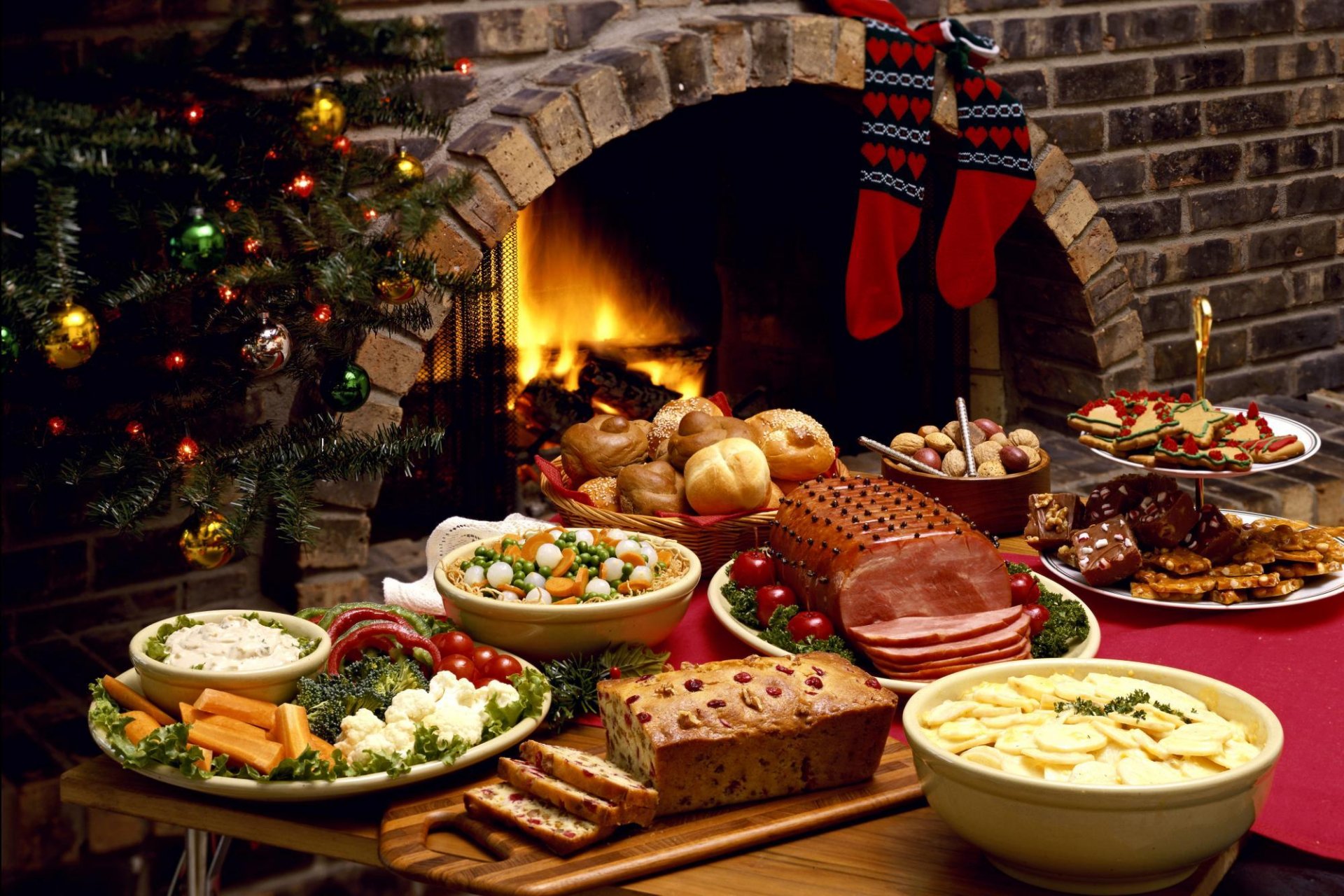 nouvel an table de fête repas plats viande cheminée arbre de noël chaussettes