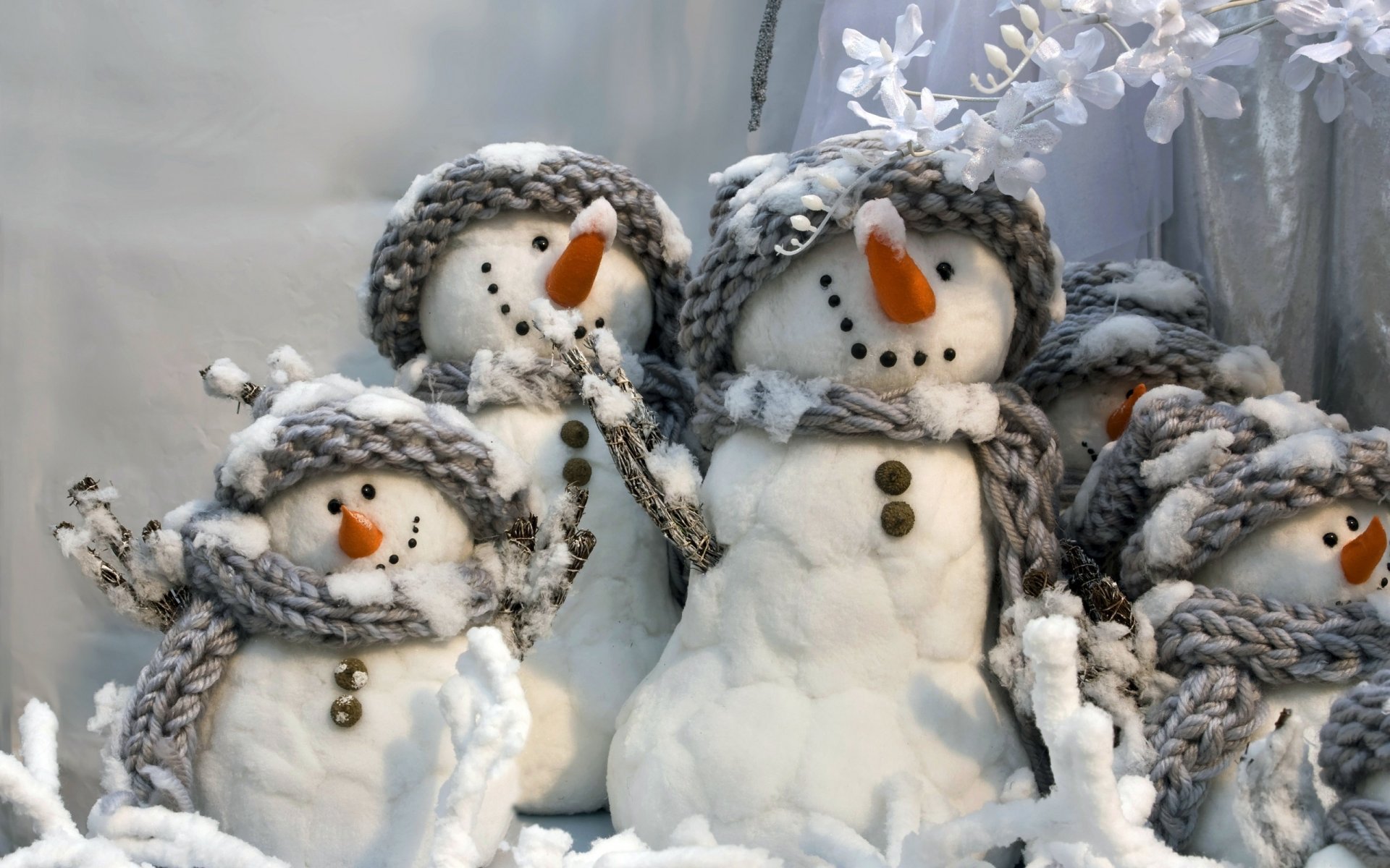 muñecos de nieve blancos invierno año nuevo sonriente muñecos de nieve gris bufandas